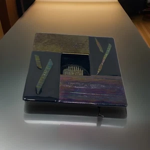 Dichroitischer verschmolzener irisierender Glas Blumenfrosch 80’er Stil Kunstglas schwarz quadratisch - Bild 1 von 12