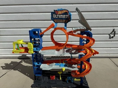 Juego de garaje Hotwheels City Ultimate para 100 autos con dinosaurio T-Rex faltante 3 pies Foto 1 de 4