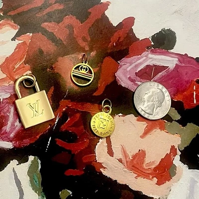 Lot Of (3) Gold Tone Zipper Pull Charms Pre-Owmed Excellent Condition - Image 1 of 3