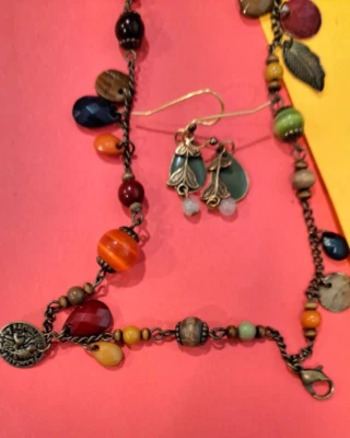 Dijes históricos de cadena de cobre collar cuentas gemas hojas dijes con pendientes a juego - de colección Foto 1 de 4