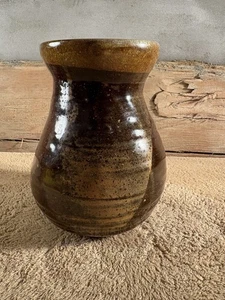Jarrón vintage de cerámica artística 6-1/4” tonos tierra lanzados a mano firmado 1979 - Imagen 1 de 9