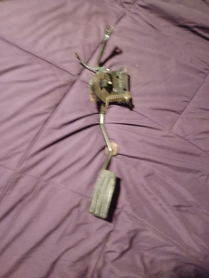 PEDAL GAS Isuzu Pick Up 1988 1989 1990 1991 1992 1993 1994 1995 Foto 1 de 3