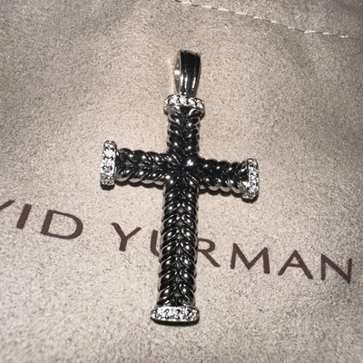 Colgante David Yurman Cruz Chevron Plata de Ley 925 Foto 1 de 4