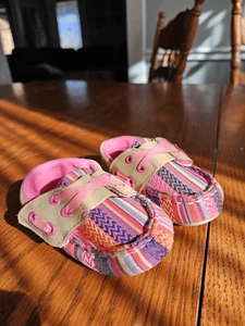 Baby Mädchen Baby Buckers Twister Mokassin Mokassins Rosa Serape Größe 4 (9-12 Monate) - Bild 1 von 7
