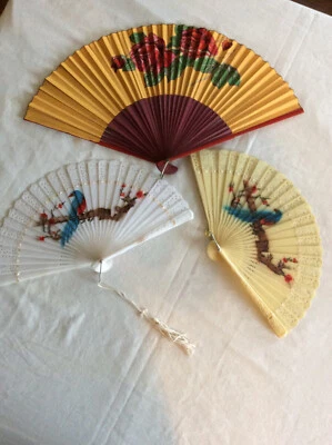 LOTE DE 3 VENTILADORES DE MANO ORIENTALES/ASIÁTICOS VINTAGE - Japón ocupado Hong Kong en muy buen estado Foto 1 de 4