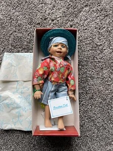 Bambola porcellana spiaggia bionda occhi azzurri ragazzo pesca 12" conchiglia mare con espositore - Foto 1 di 6