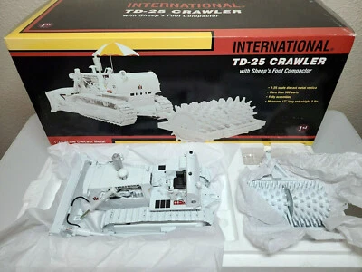 Topadora First Gear 79-0177 IH TD25 + Empacadora de pie de oveja remolcada blanca 1/25 diecast MB Foto 1 de 4