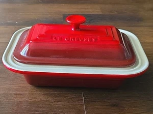 LE CREUSET CASSERUOLA RETTANGOLARE IN GRES CON COPERCHIO - Rosso Cerise - Foto 1 di 9