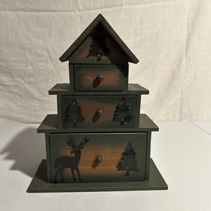Hütte Landhaus Deko grün rustikal Vogelhaus Schubladen Regal Sitzer Hirsch Bäume Holz - Bild 1 von 24