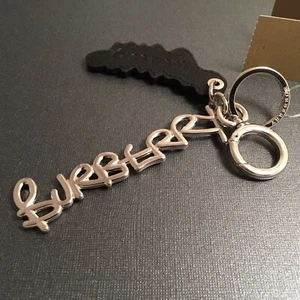 LLAVERO TEXTO BURBERRY DOODLE NUEVO CON ETIQUETAS - Imagen 1 de 12