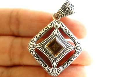 Colgante de plata de ley 925 balinés con diseño intrincado de citrino amarillo Foto 1 de 4