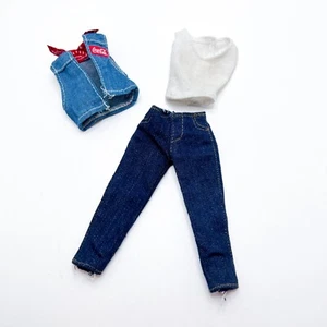 Jeans Pantaloni Coca Cola Gilet Bianco Top Lotto Barbie Bambola Adatto Standard Fashionistas - Foto 1 di 7