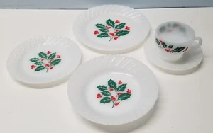Vintage Termocrisa MILK GLASS Holly Berry Christmas One FIVE Piece Set - Picture 1 of 15