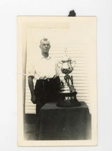 Instantánea de colección hombre encontrado posando con trofeo grande - Imagen 1 de 4