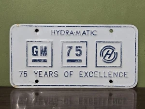 Raro concesionario Chevrolet GM Hydramatic 75 años matrícula etiqueta de metal en relieve - Imagen 1 de 2
