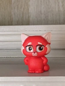 Figura Disney Doorables Serie 8 Rojo Panda Mei Girando Rojo Rara DESGASTE LIGERO - Imagen 1 de 3