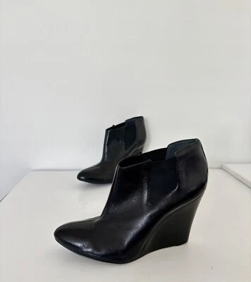 Botines de cuña BCBG Max Azria 10 cuero negro elegante jefe bebé urbano estilo callejero Foto 1 de 4