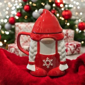 Taza de loza The Cellar Red Gnome con tapa, exclusiva para Macy's - Imagen 1 de 14