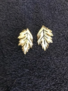 Vintage Trifari Emaille Blatt und goldfarbene Ohrclips - Bild 1 von 4