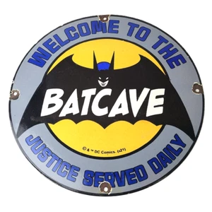 Vintage Batman Schild - Fledermaushöhle DC Comics Spielzeug Porzellan Gasschild - Bild 1 von 14