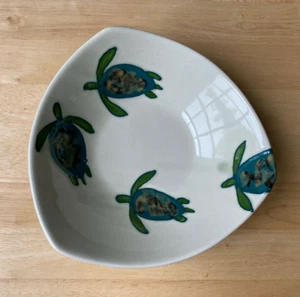 BANANA PATCH STUDIO HAWAII Triangular Sea Turtle Art Pottery Bowl - VGUC - Picture 1 of 8