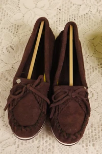NWOB 10M MINNETONKA MOCCASIN EGGPLANT COLOR SUEDE KILTY PLUS SOLID SOLES SHOES - Picture 1 of 9