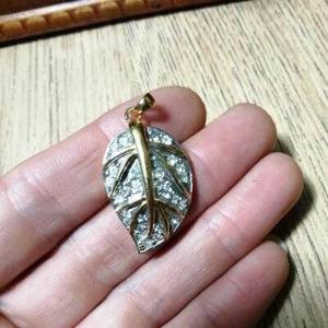 Gold coloured leaf pendant with diamantes. Excellent Condition Gift Idea - Picture 1 of 4
