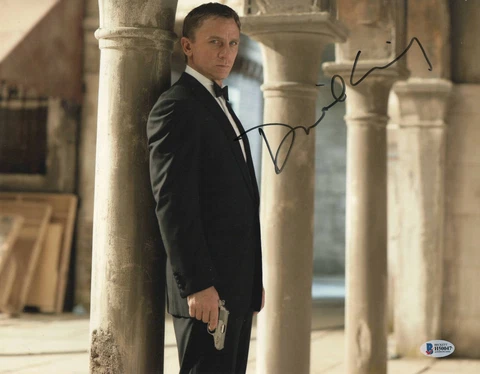 DANIEL CRAIG SIGNED JAMES BOND 007 11X14 PHOTO AUTHENTIC AUTOGRAPH BECKETT 39 Cover