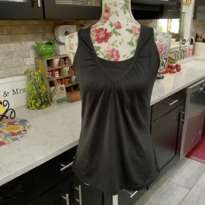 Top Tail Activewear negro sin mangas talla mediana elástico reunido en el escote Foto 1 de 4