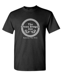 THE GREEN DRAGON INN - film fantasy - T-shirt uomo cotone - Foto 1 di 14