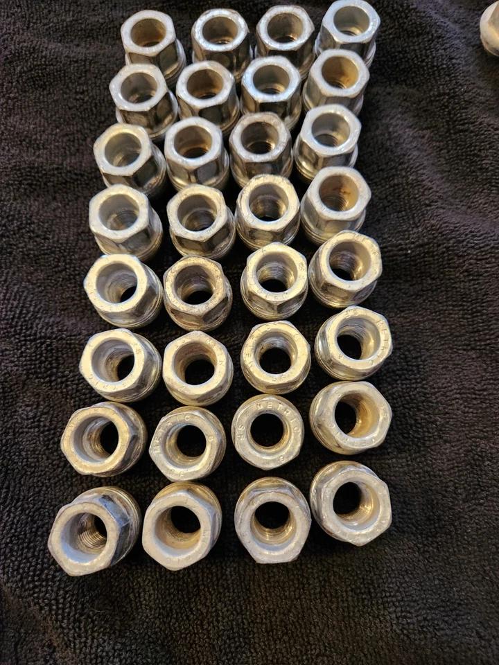 32 chevy/gm OEM lug nuts fits 2011-2018 silverado sierra 2500 3500 M14x1.5 - Image 1 of 1