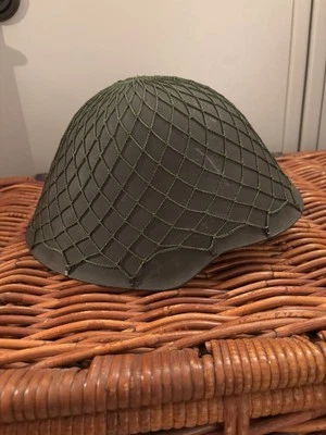 DDR NVA Stahlhelm mit Tarnnetz unbenutzt - Bild 1 von 4