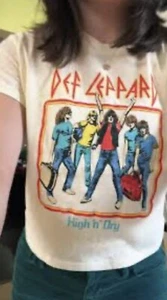 Def Leppard High N Dry Classic Rock Band Cropped T-Shirt Girls Sz: Large NWT - Picture 1 of 8