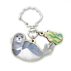 Seal Keyring - Wooden Key Chain with Seaweed - Maple Wood with Shell Clasp - Picture 1 of 7