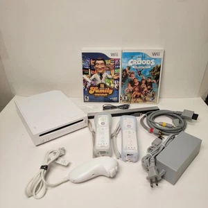 Nintendo Wii Model RVL-001 White Console Bundle w/Two Controllers and 2 Games - Picture 1 of 8