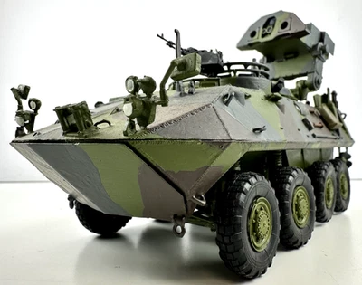 Vehículo blindado LAV-AT 8x8 personalizado modelo construido y pintado (escala aproximadamente 1:35) Foto 1 de 4