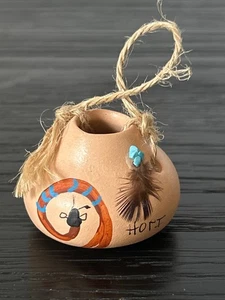 Mini vaso Adobe vintage Hopi fatto a mano con piuma e design dipinto a mano sud-ovest - Foto 1 di 7