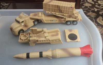 Lote de brinquedos do exército de plástico bronzeado Boley, caminhão lançador de mísseis raro com míssil 1988 - Imagem 1 de 4