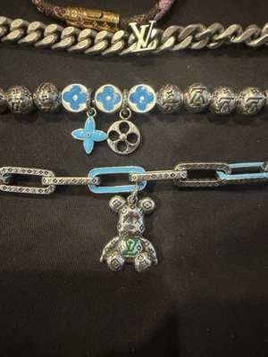 Colgante con logotipo Louis Vuitton LV en cadena/collar Foto 1 de 3