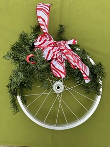 Rueda de bicicleta puerta de Navidad colgante con verdes 18/16/5” BONITO adorno de pared - Imagen 1 de 2