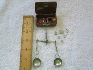 VERY Tiny Victorian Balance Scale Set in Orig Wood Box (2 1/2 x 1 1/2") -VGC - Picture 1 of 11