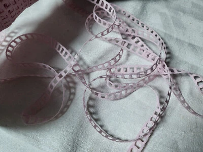 Dentelle ancienne rose jour  vintage 10 mètres sur 0,8 cm création couture A2 - Photo 1/4