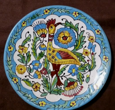 Assiette au coq schématisé dans un décor floral, dlg Vallauris, 27 cm Ø  - Photo 1/4