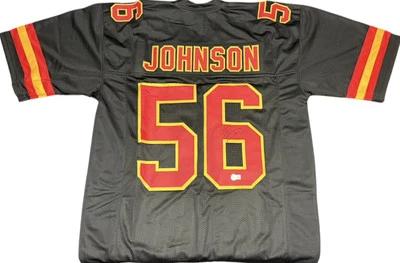 Camiseta personalizada firmada por Derrick Johnson de los Kansas City Chiefs certificada por Beckett Foto 1 de 2