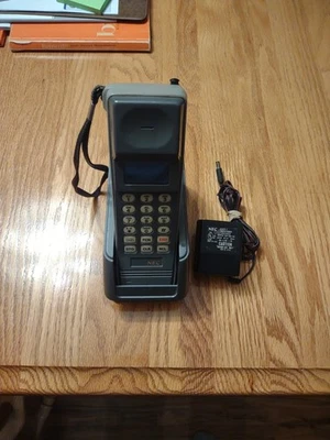 Teléfono Celular Portátil NEC Serie P9100 Modelo TR5E800-9C con Accesorios Foto 1 de 4