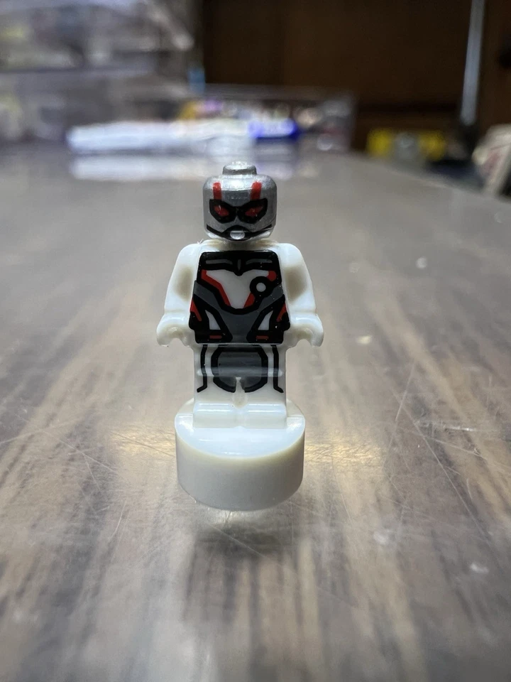 Lego Marvel 90398PB040 Ant-Man Scott Lang White Suit Minifigure Micro Figure - Image 1 of 1