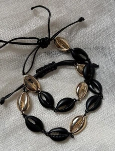 2 x cowrie shell black and gold-coloured bracelets. Toggle mechanism to fit all - Picture 1 of 4