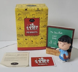 Hallmark Peanuts Gallery Figurine QPC4028 Ms Van Pelt 2001 Lucy - Foto 1 di 16