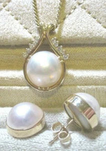 13mm Mabe Pearl & Diamond 14kt Yellow Gold Pendant & Earrings Set or Suite - Picture 1 of 5