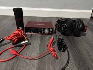 Focusrite Scarlett 2i2 Studio 2nd Gen 2-in 2-out USB Audio Interface w Microp - Picture 1 of 8
